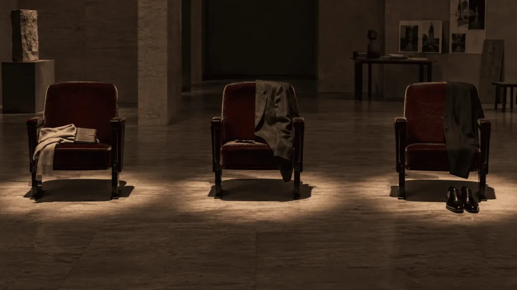Tre poltrone da cinema con outfit diversi per proiezione diurna, masterclass e première serale, in un’installazione editoriale dal design minimale.