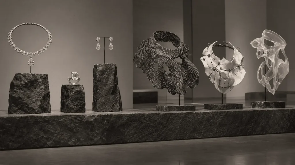 Esposizione museale che mette a confronto gioielli raffinati e ornamenti contemporanei sperimentali in metallo ossidato, porcellana e resina traslucida.